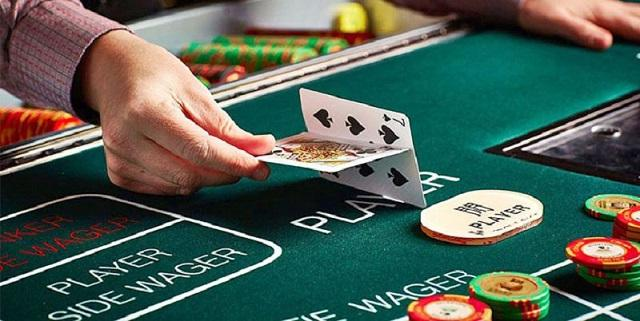 Cược hòa tức đặt cược rằng tổng điểm của hai bên sẽ bằng nhau sau khi chia bài