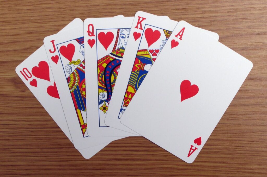 Straight flush có giá trị cao hơn sảnh thường liên tiếp nhưng không cùng chất 